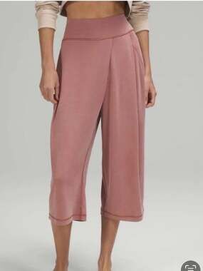 Lululemon size 8 white womans cropped trousers pants